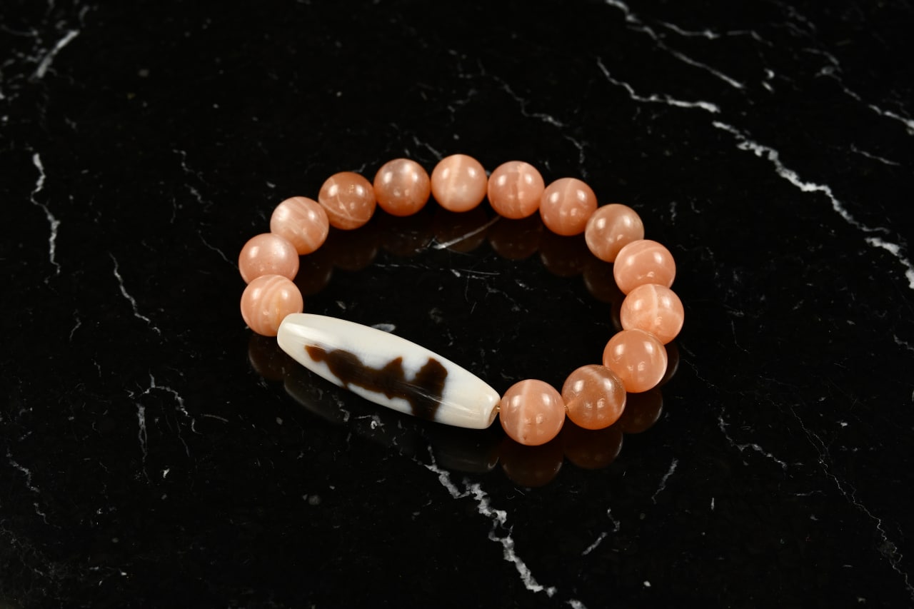 Dzi-Stein Guanyin mit Mondstein - allgemeine Wohlbefinden, optimiert die hormonellen Prozesse